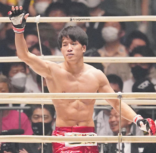 渡部をKOで破り、ファンの拍手に応える朝倉（撮影・菅敏）