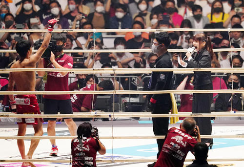 朝倉海対渡部戦のリングアナを務める中川翔子（撮影・菅敏）