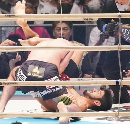 ムサエフ（左）に三角絞めを決めるソウザ（撮影・菅敏）