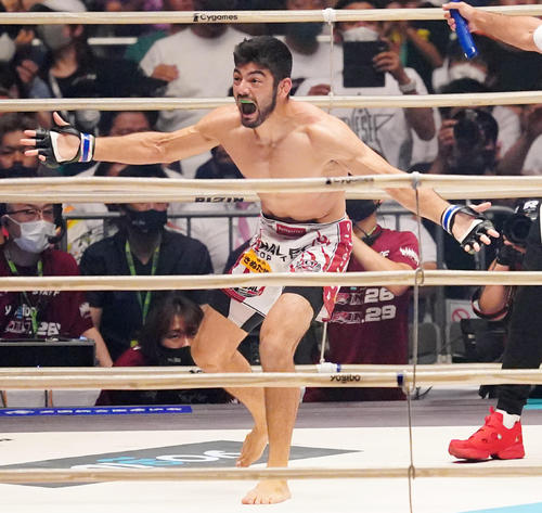 ムサエフに勝利し、雄たけびを上げるソウザ（撮影・菅敏）