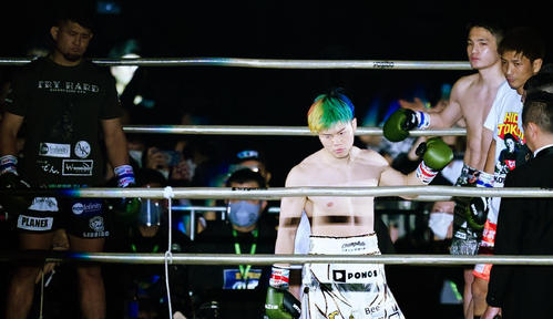 大崎（右か3人目）、HIROYA（左端）、所（右から2人目）の視線を受けながらリングに登場する那須川（撮影・菅敏）