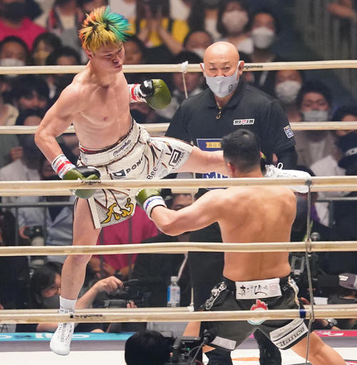 2人目のHIROYA（右）にジャンプしながらパンチを浴びせる那須川（撮影・菅敏）