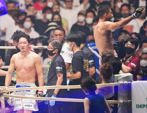 クレベル（右端）に三角絞めで敗れた朝倉未来は、肩を落とす（撮影・菅敏）