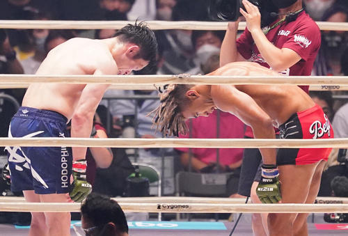 判定でドミネーター聡志（左）に敗れ、頭を下げる“ブラックパンサー”ベイノア（撮影・菅敏）