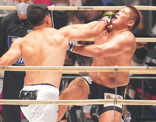 シビサイ（左）の強烈なパンチを食らうスダリオ（撮影・菅敏）