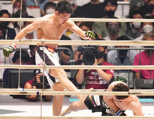 倒れ込んだケラモフ（右）にキックを見舞う斎藤（撮影・菅敏）