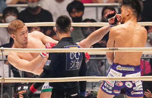 春日井（右）にハイキックを見舞う扇久保（撮影・菅敏）