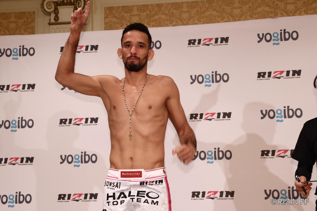 12日、RIZIN28大会の前日計量をパスしたクレベルコイケ（RIZIN FF提供）