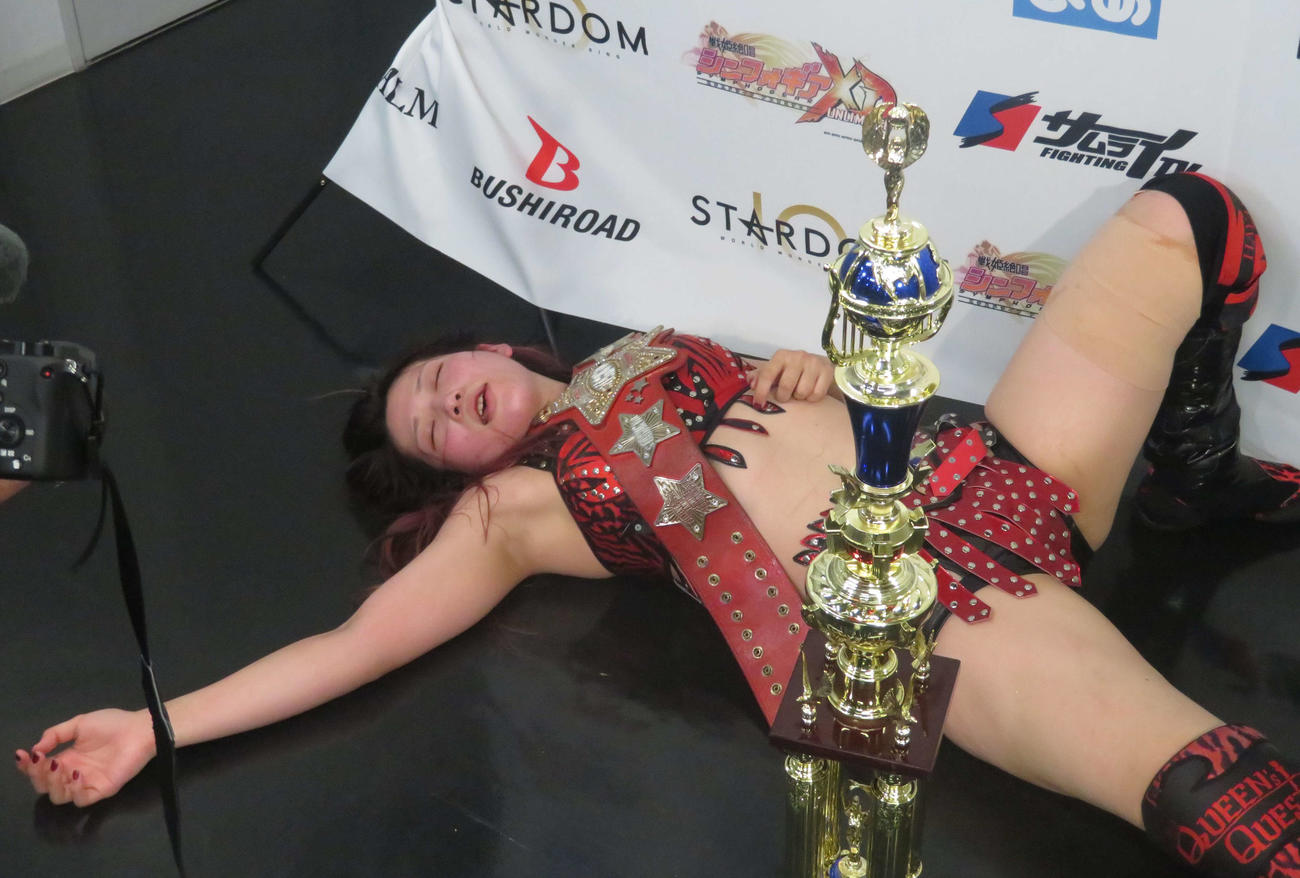 スターダム大田区大会　ワールド・オブ・スターダム選手権で、5度目の防衛に成功した林下詩美は、試合後バックステージで倒れ込む（撮影・松熊洋介）