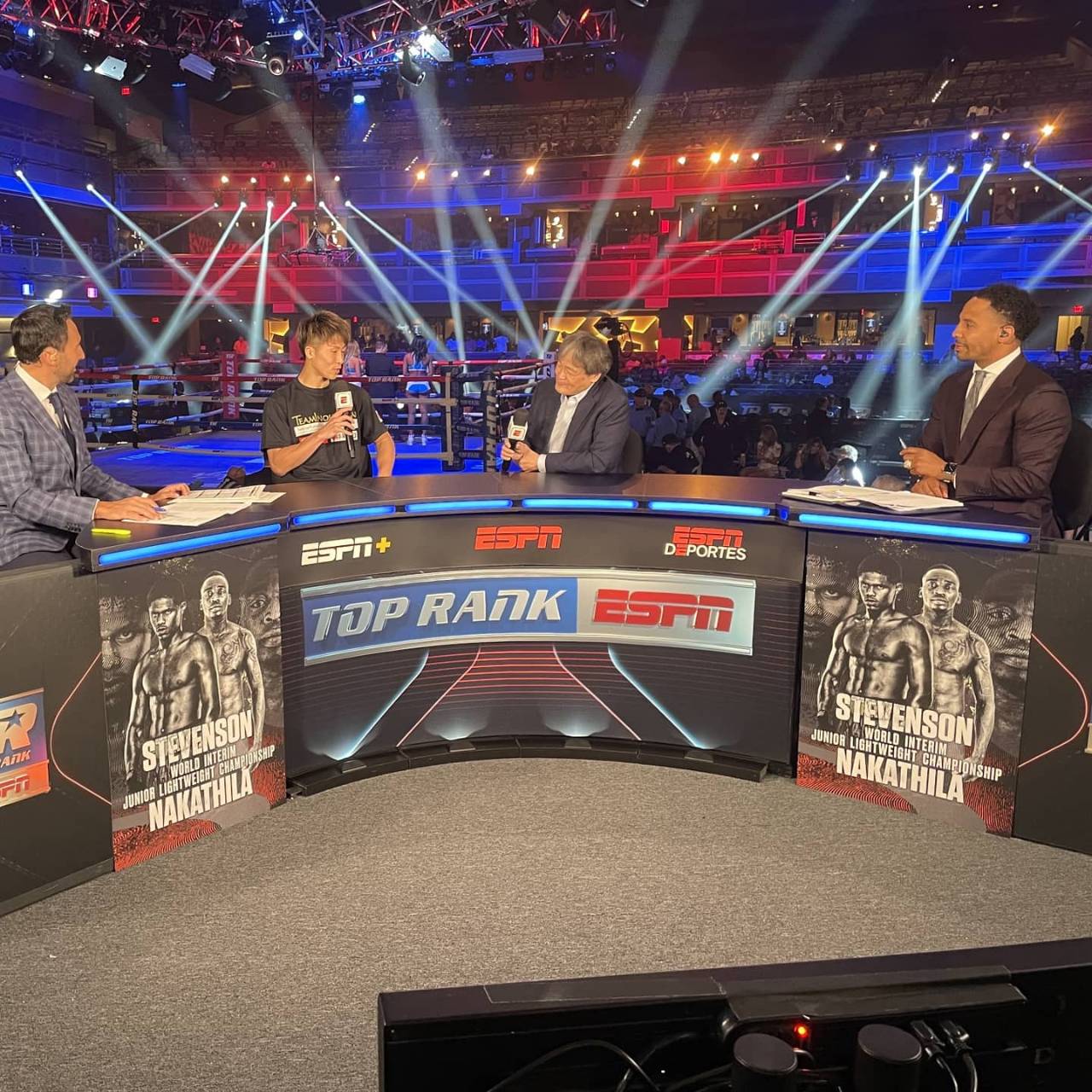 米ESPN＋中継にゲスト出演した井上（左から2人目）右端は解説の元2階級制覇王者ウォード氏、左端は実況のテセトール・アナウンサー（大橋ジム提供）