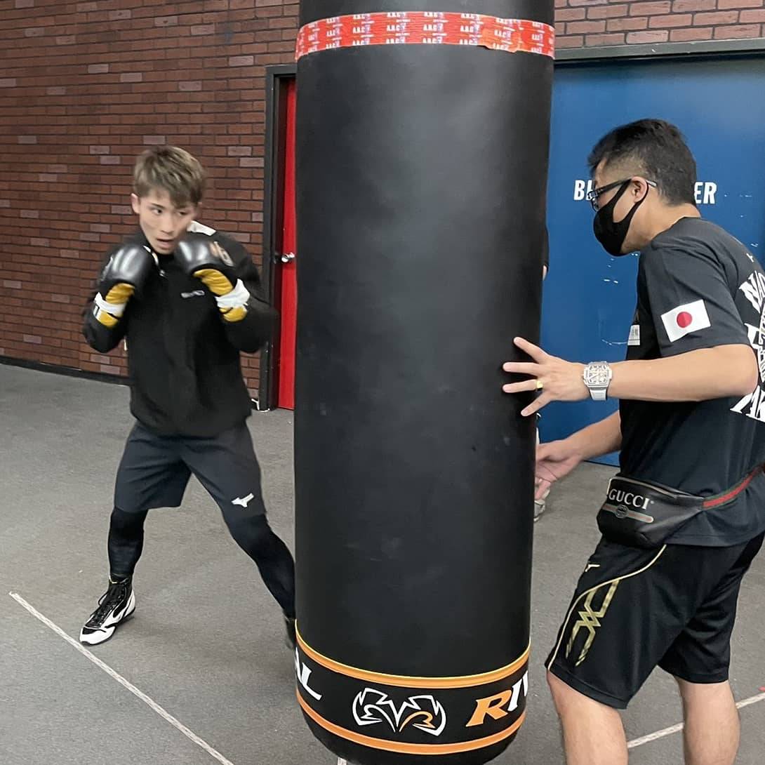 父真吾トレーナー（右）の見守る中、サンドバッグ打ちに取り組む井上尚弥（大橋ジム提供）
