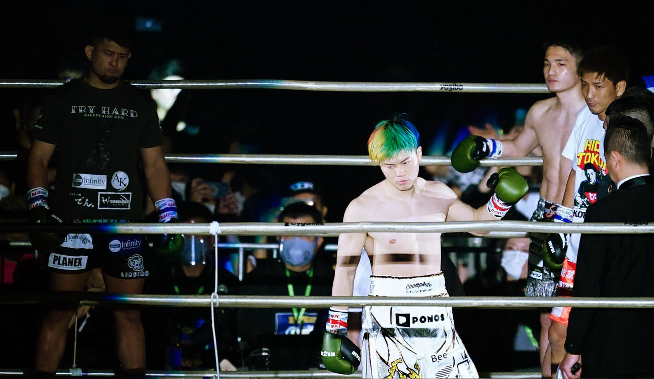 大崎（右か3人目）、HIROYA（左端）、所（右から2人目）の視線を受けながらリングに登場する那須川（撮影・菅敏）
