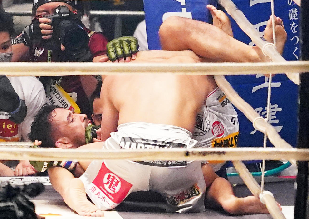 クレベル（左）の三角絞めで敗れる朝倉未来（撮影・菅敏）