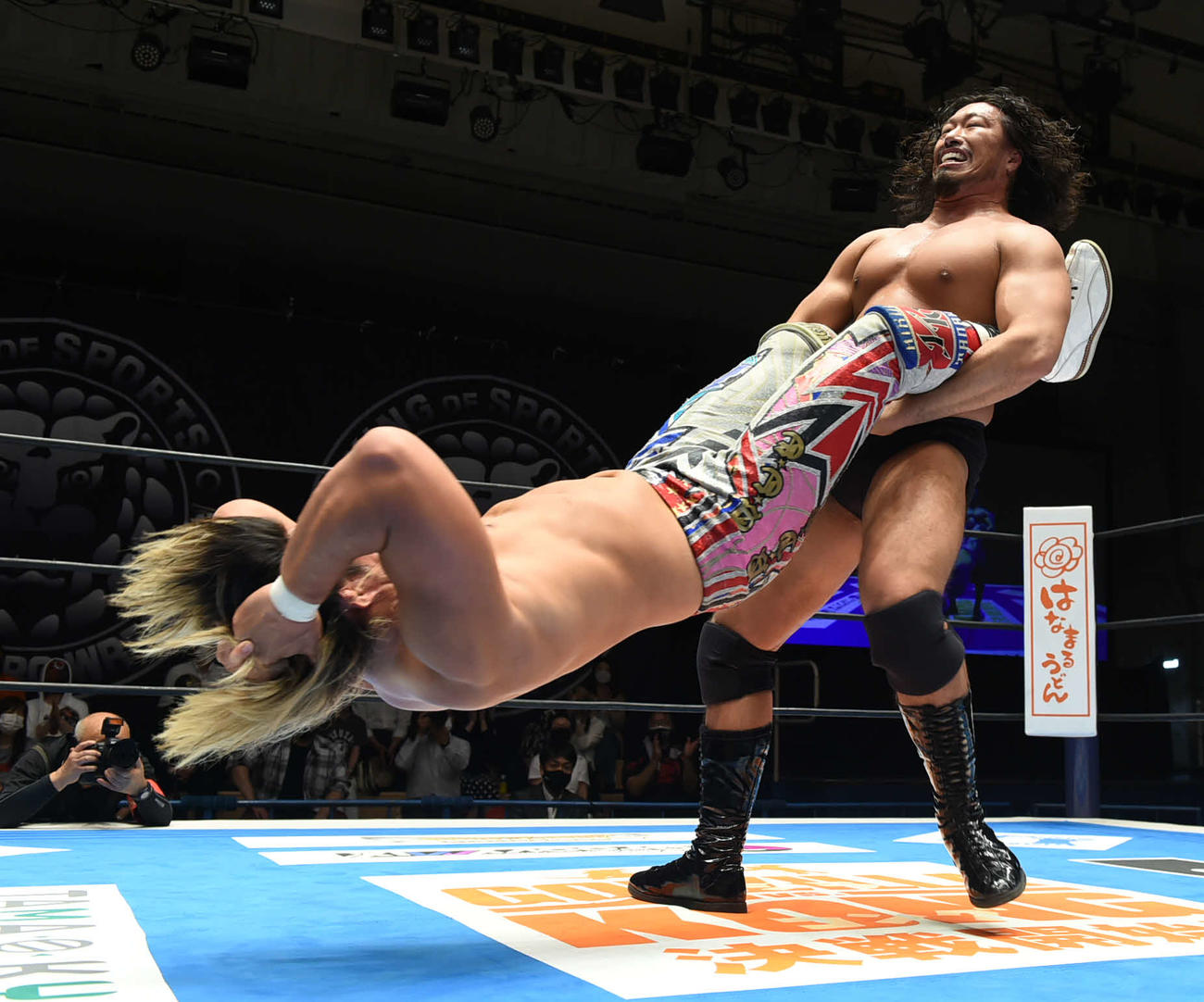 棚橋弘至にジャイアントスイングを決める辻陽太（新日本プロレス提供）