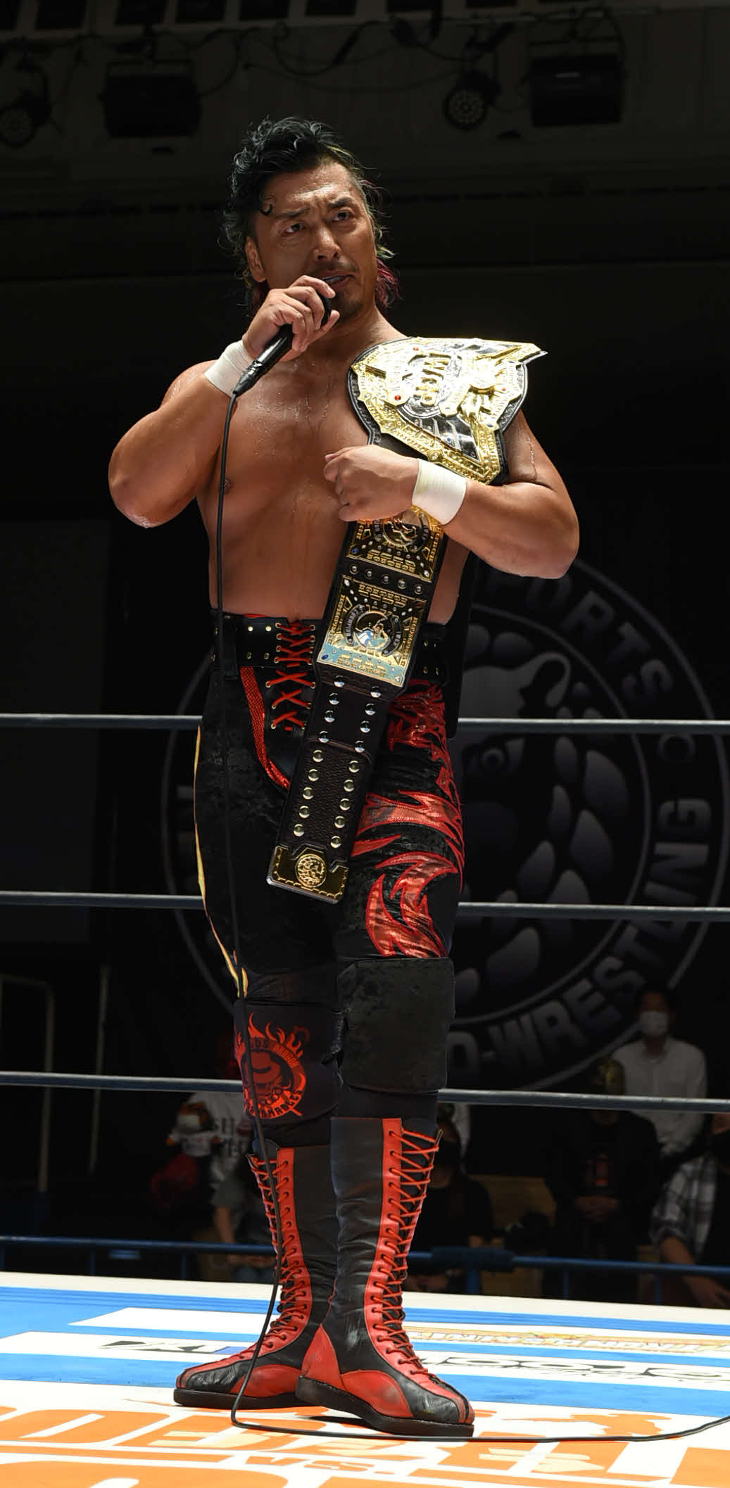 新日本プロレス後楽園大会　8人タッグマッチで勝利後、マイクパーフォーマンスを行う鷹木信悟（新日本プロレス提供）