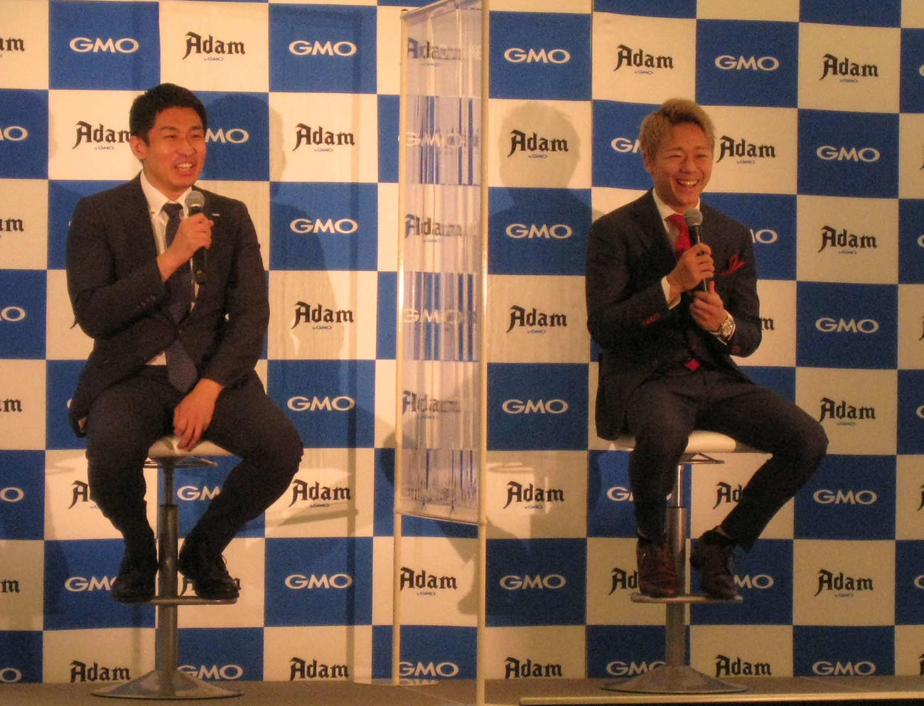 GMOアダム（株）設立会見に出席した武尊（右）と中村拓己K－1プロデューサー（撮影・吉池彰）