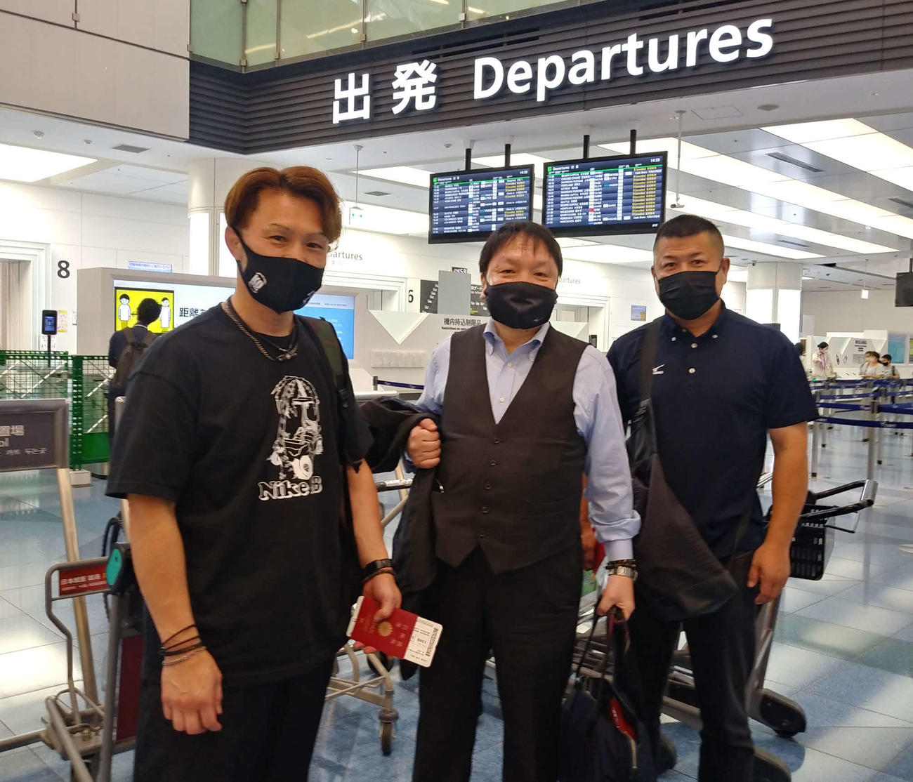 19日の井上尚弥の防衛戦のため、渡米した大橋ジムの大橋会長（中央）、松本トレーナー（左端）、佐久間トレーナーの3人