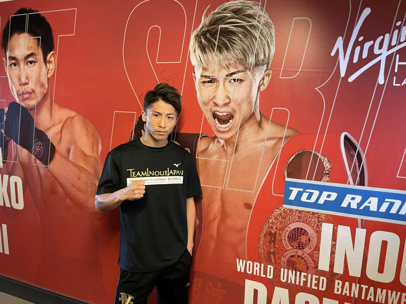 大型ビジュアルの前でガッツポーズを取る井上尚弥（大橋ジム提供）