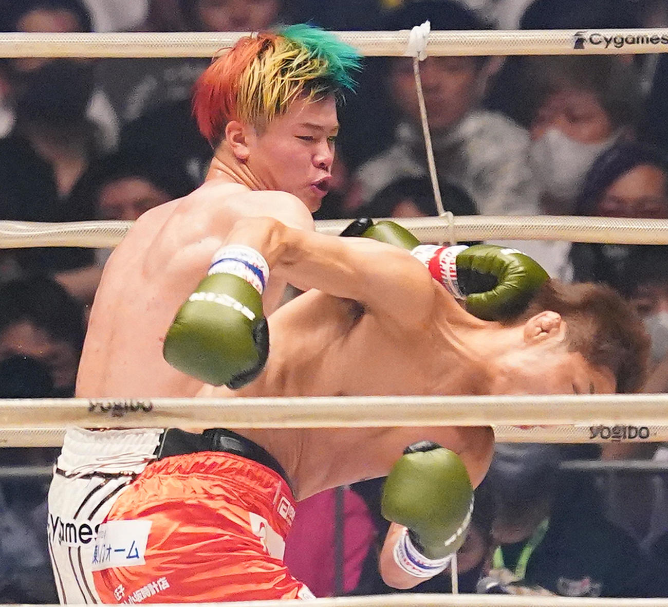 RIZIN28　3人目の所（右）の頭部にパンチをさく裂する那須川（2021年6月13日撮影）