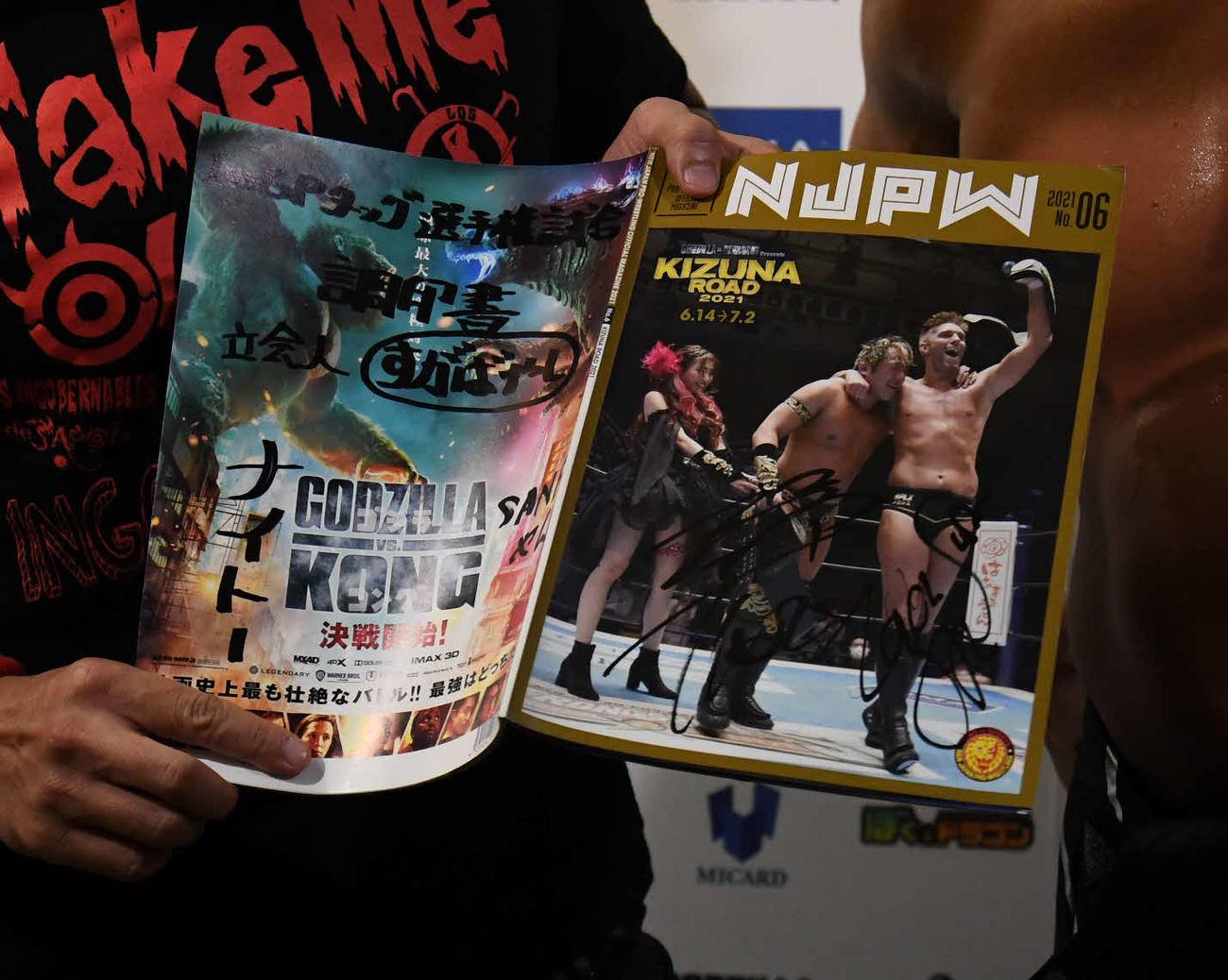 新日本プロレス後楽園大会　内藤哲也が、タイチ、ザック・セイバーJr．組にサインをもらって作った「調印書」（新日本プロレス提供）