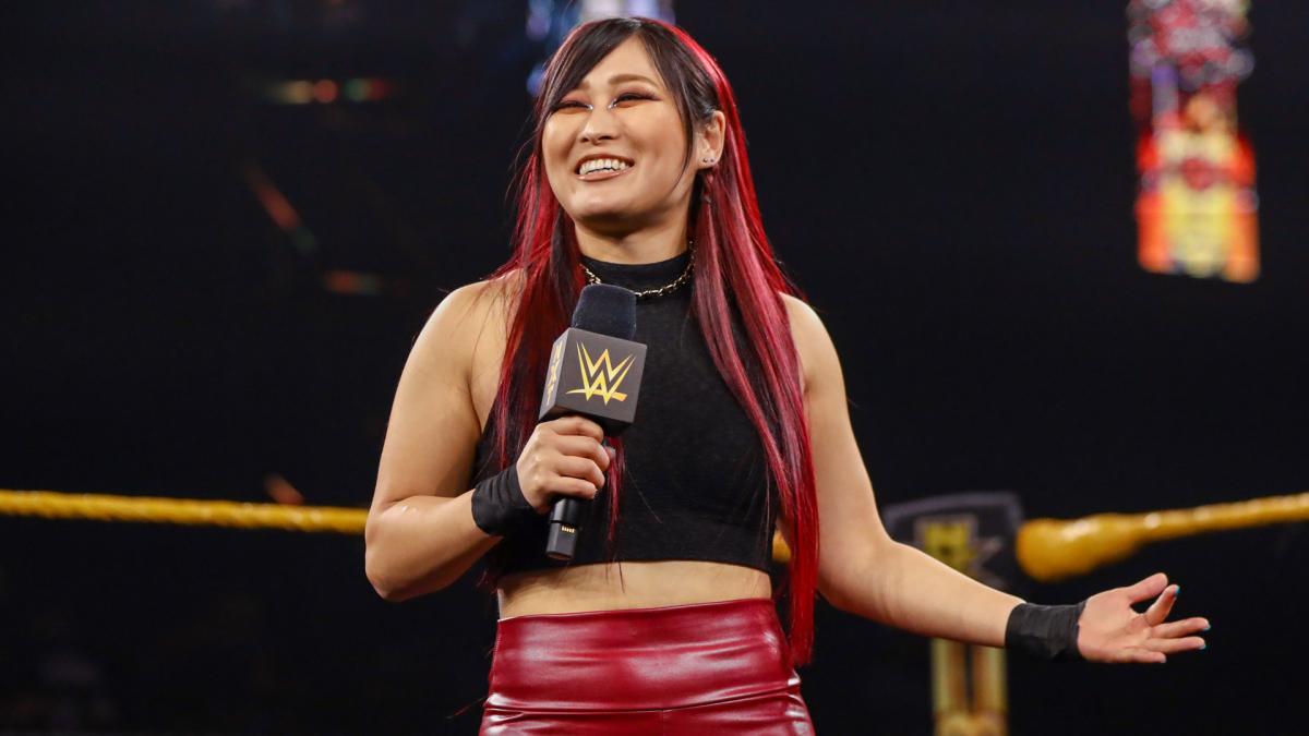 画面越しにファンからの声援を受け、笑顔をみせた紫雷（C）2021 WWE, Inc. All Rights Reserved.