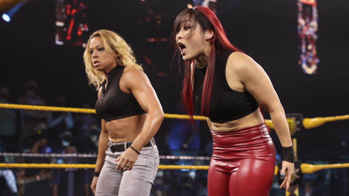 スターク（左）に救出された紫雷（C）2021 WWE, Inc. All Rights Reserved.