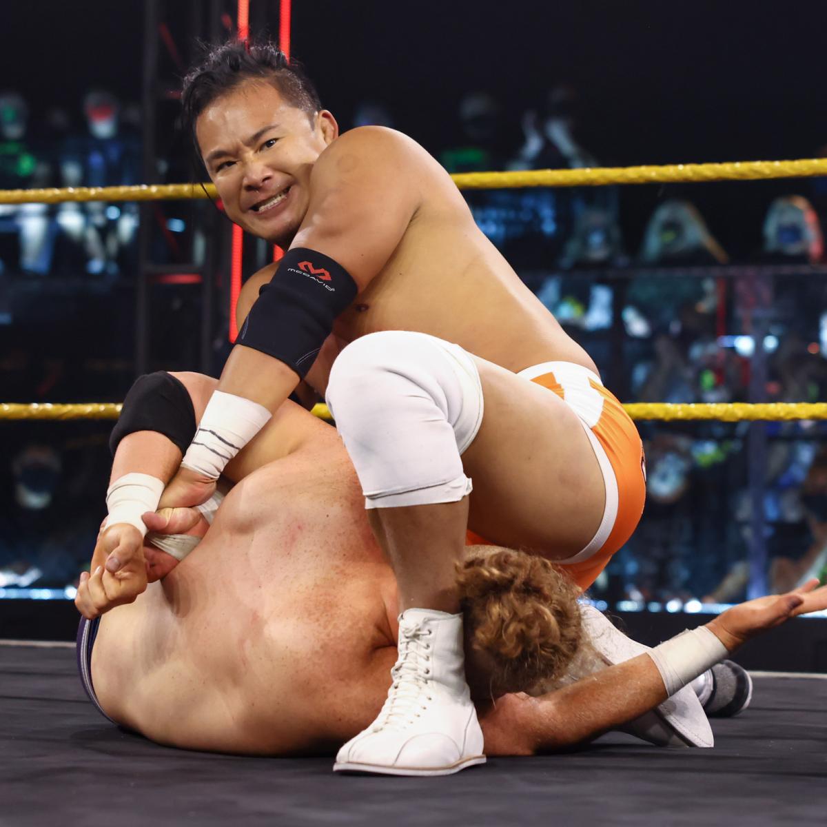 バクスター（下）をホバーボードロックで仕留めるNXTクルーザー級王者KUSHIDA（C）2021　WWE，　Inc.　All　Rights　Reserved.