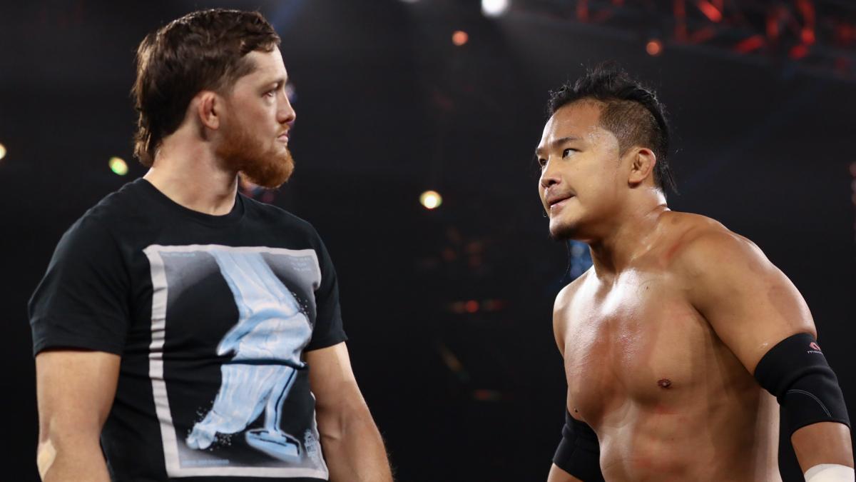 リング上でオライリー（左）とにらみ合うNXTクルーザー級王者KUSHIDA（C）2021　WWE，　Inc.　All　Rights　Reserved.