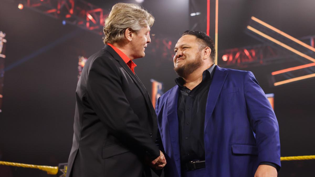 NXTリーガルGM（左）と握手を交わしたサモア・ジョー（C）2021 WWE, Inc. All Rights Reserved.