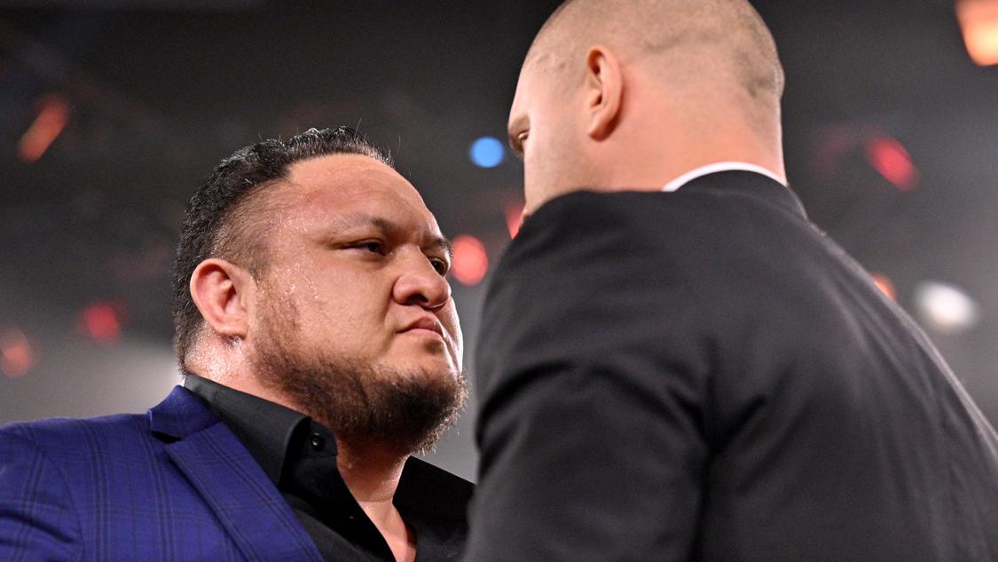 NXTのGMアシスタントとしてWWEに復帰したサモア・ジョー（左）は早速、NXT王者クロスとにらみ合い（C）2021 WWE, Inc. All Rights Reserved.