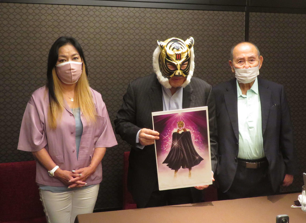 女性版タイガーマスク「タイガークイーン」のデビューを発表した佐山聡（中央）。左はジャガー横田、右はストロングスタイル新間寿会長（撮影・松熊洋介）