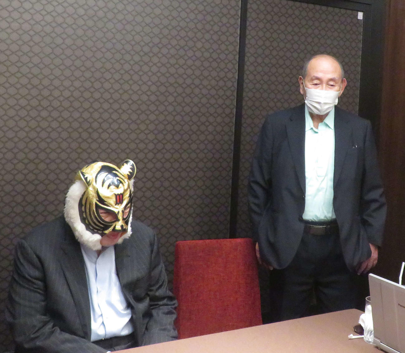 ストロングスタイルプロレスの会見に出席した新間寿会長（右）。左は初代タイガーマスクの佐山聡（撮影・松熊洋介）