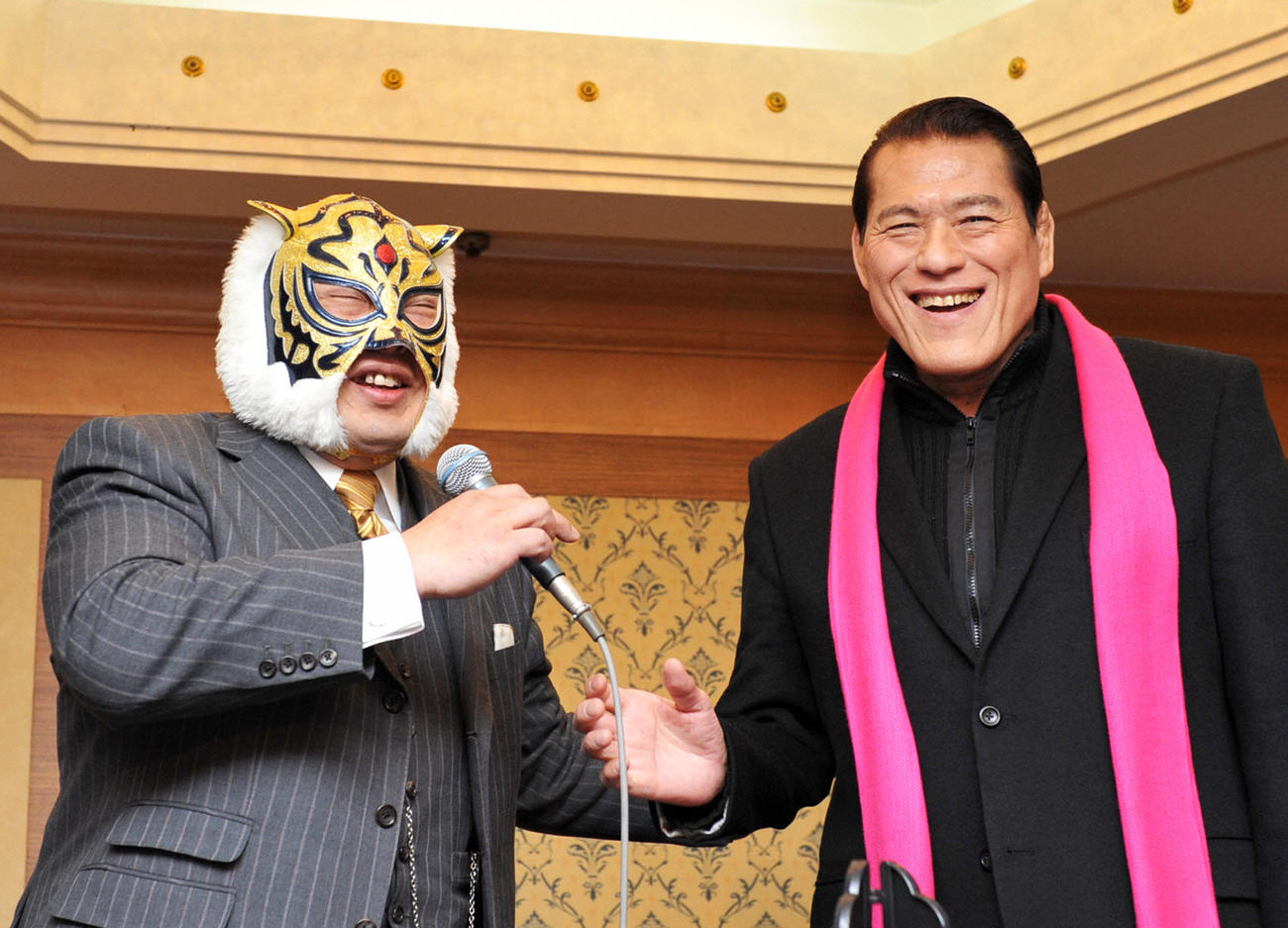 笑顔を見せるアントニオ猪木（右）と初代タイガーマスク（2011年1月17日撮影）