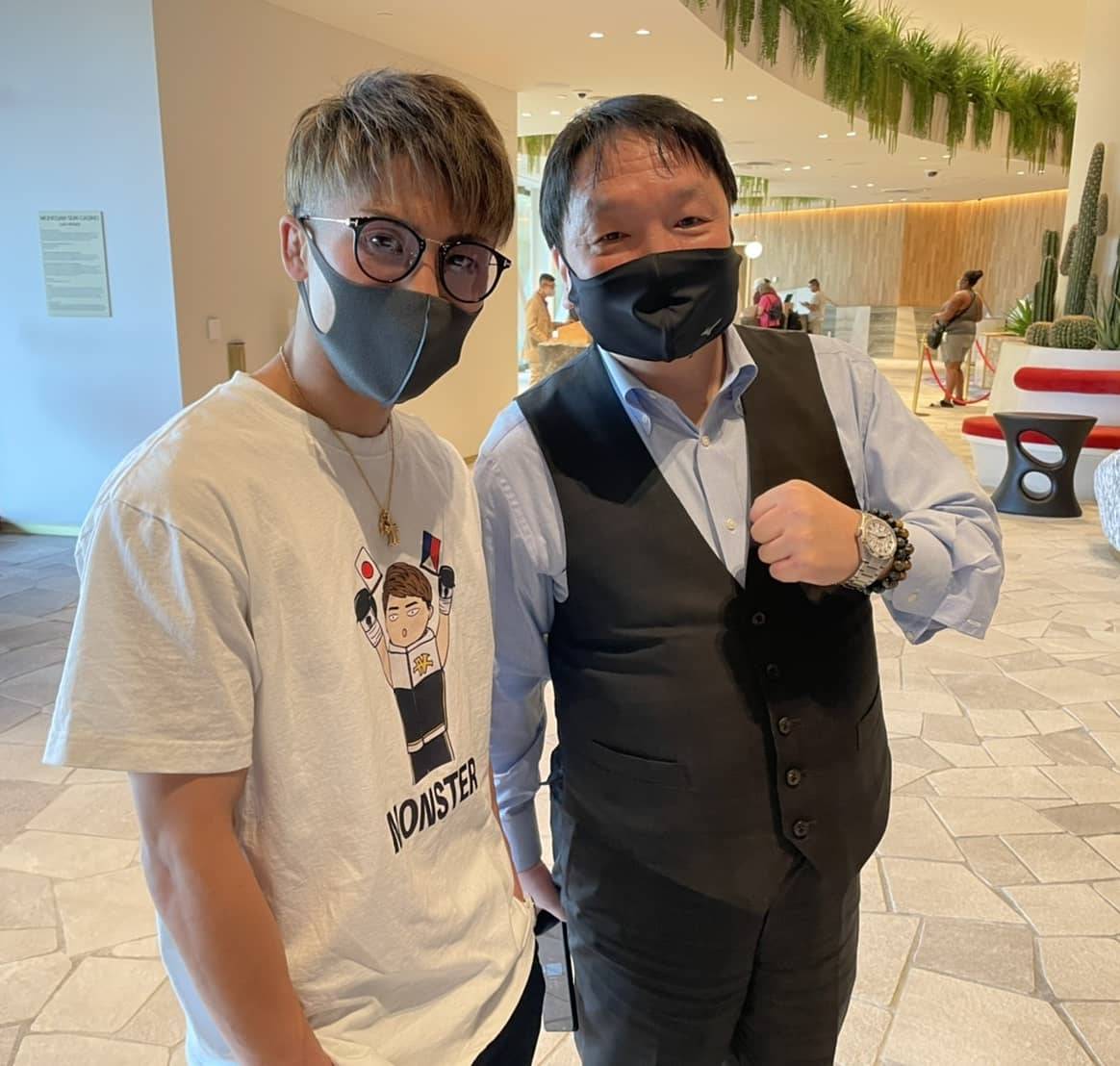試合会場となるヴァージンホテルに入り、大橋会長（右）に出迎えられた井上尚弥（大橋ジム提供）