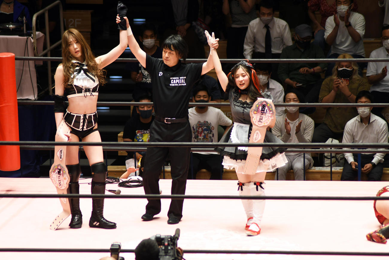 「プリンセスタッグ選手権」で勝ち名乗りを上げる沙希様（左）とメイ・サン＝ミッシェル（右）（撮影・大友陽平）