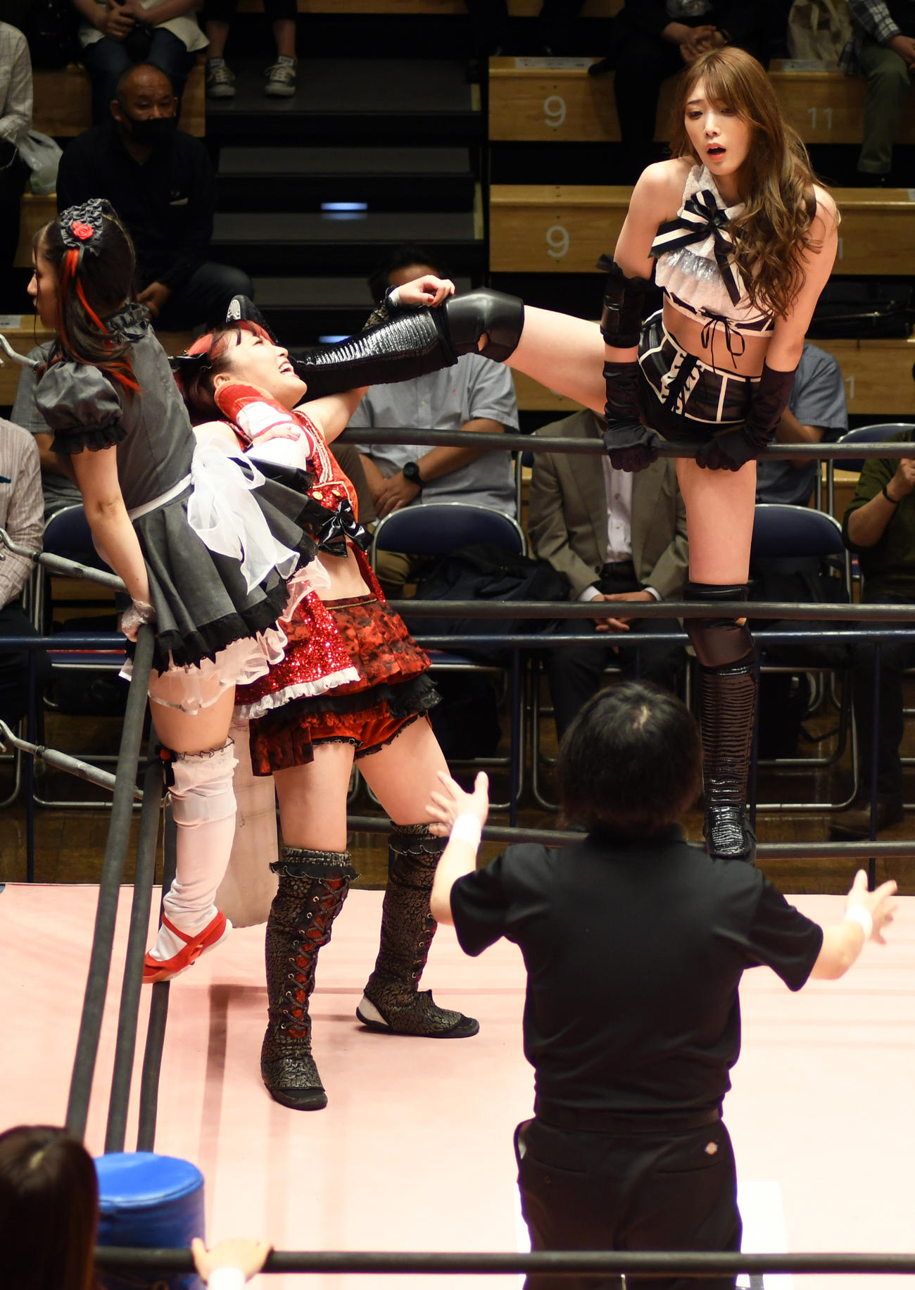 「プリンセスタッグ選手権」で伊藤麻希（中央）をコーナーに追い込み踏み付ける沙希様（右）（撮影・大友陽平）