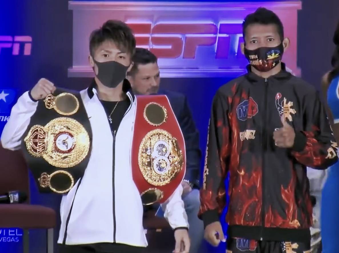 記者会見で挑戦者のダスマリナス（右）と並ぶWBAスーパー、IBF世界バンタム級王者井上（大橋ジム提供）