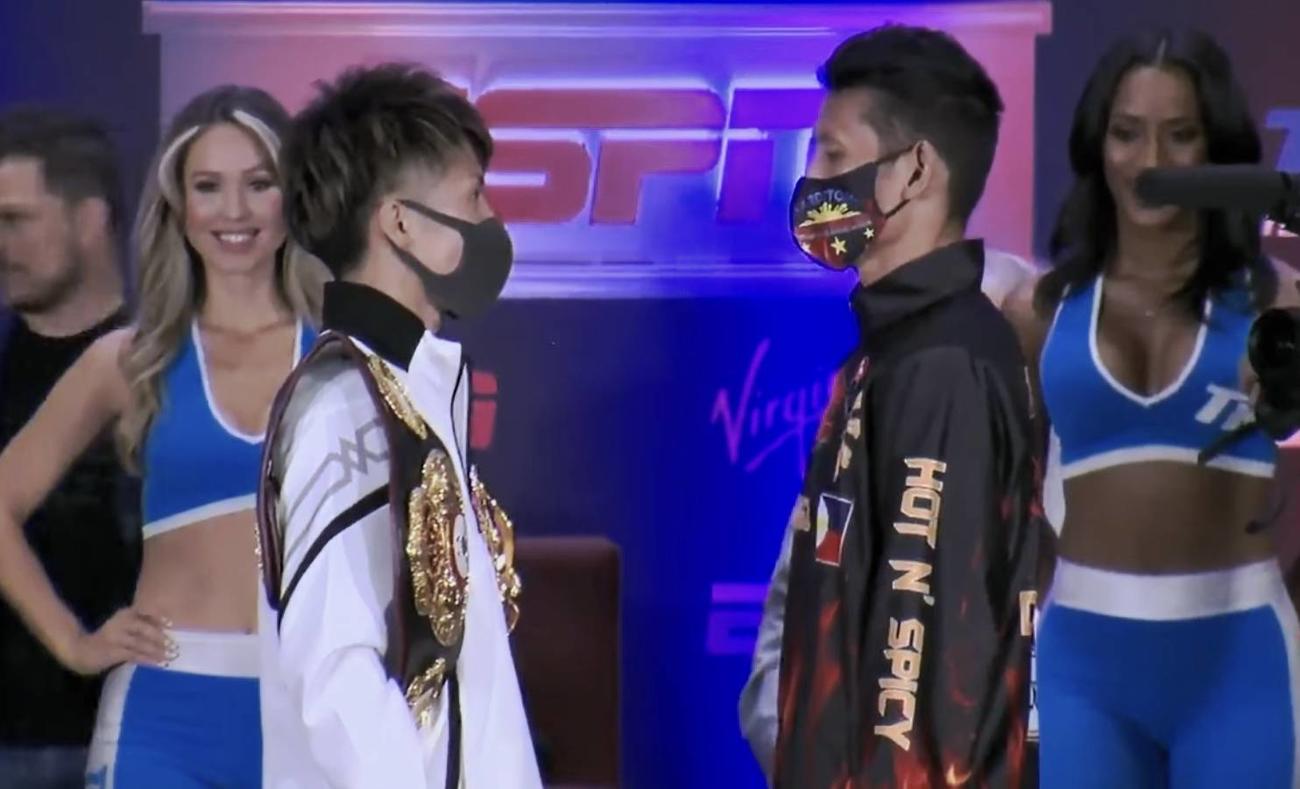 会見後、挑戦者ダスマリナス（右）とフェースオフするWBAスーパー、IBF世界バンタム級王者井上（大橋ジム提供）