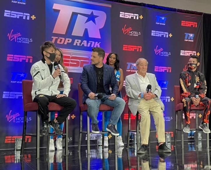 公式会見に臨んだWBAスーパー、IBF世界バンタム級王者井上（左端）。右端が挑戦者ダスマリナス（大橋ジム提供）
