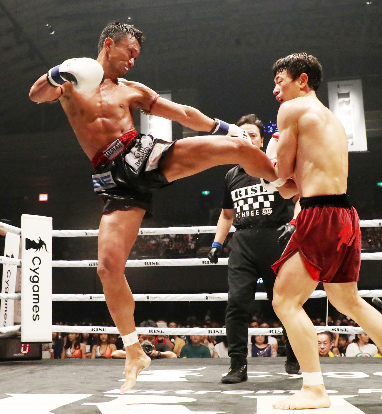 跳び蹴りを放つ梅野源治（2019年7月21日撮影）