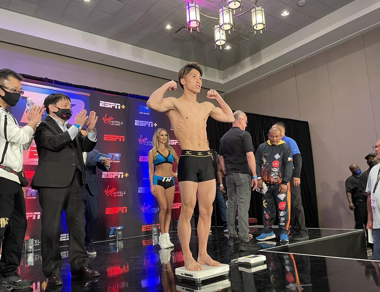 リミットで計量をパスした井上（中央）。左から2番目は大橋会長、左端は父真吾トレーナー（大橋ジム提供）