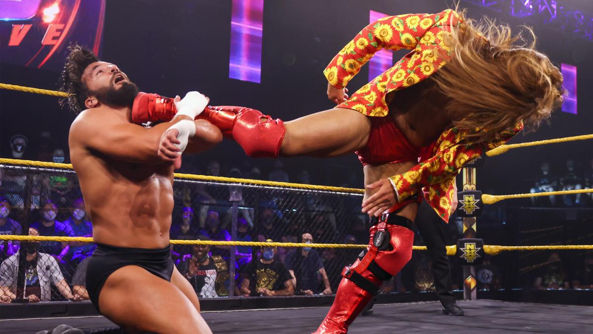 元クルーザー級王者ニース（左）にスーパーキックを放ったイケメン二郎（C）2021 WWE, Inc. All Rights Reserved.