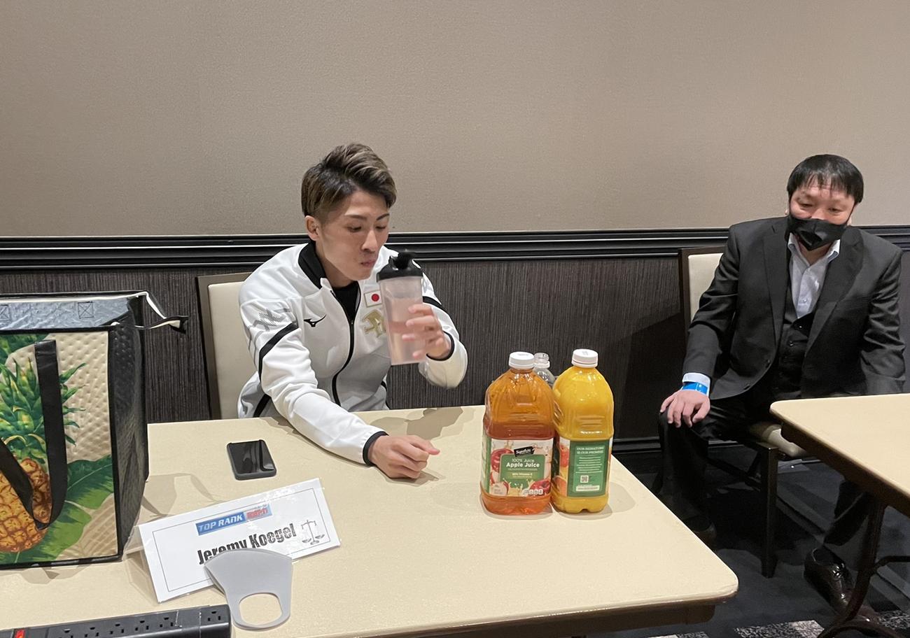 計量クリア後、飲料水を摂取し、肉体の回復に務めた井上（左）。右は大橋会長（大橋ジム提供）