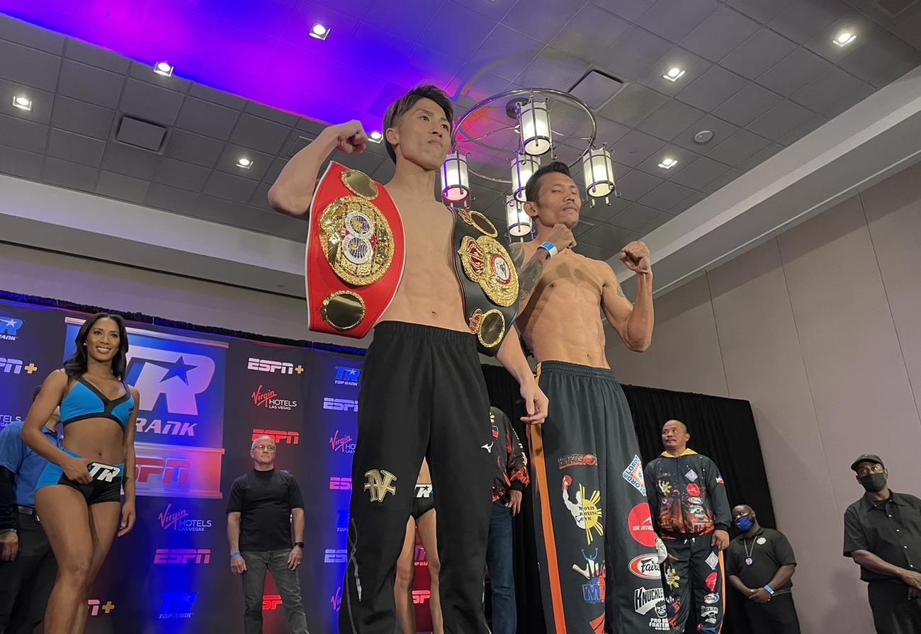 計量クリアしたWBAスーパー、IBF世界バンタム級王者井上（左）は挑戦者ダスマリナスと並んでガッツポーズ