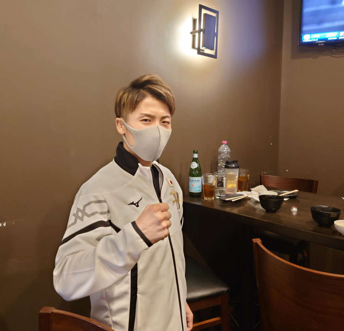 計量パス後、貸し切りの日本食レストランで夕食を取り、減量で疲労した肉体を回復させた井上（大橋ジム提供）