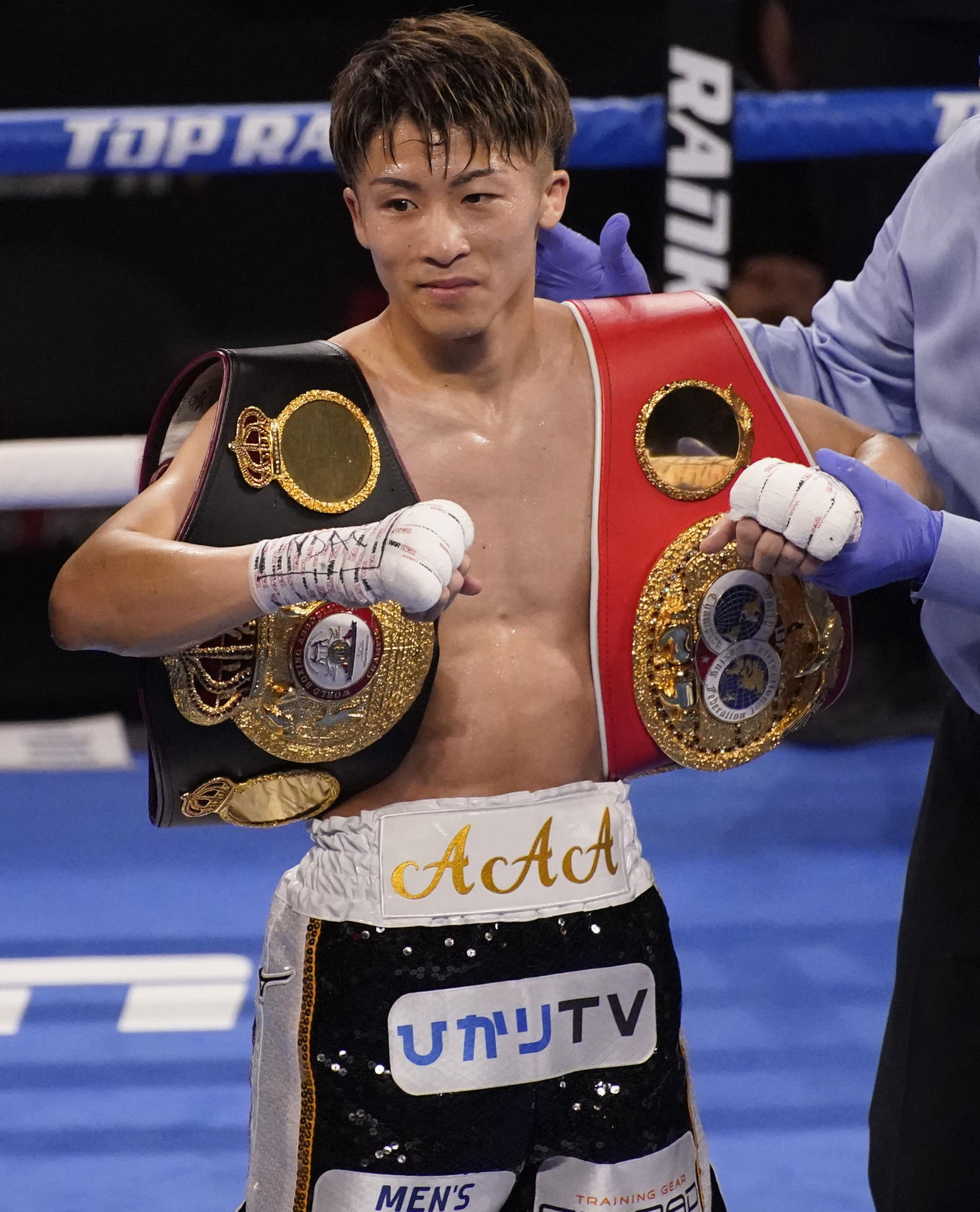 ベルトを肩に巻く井上尚弥（AP）