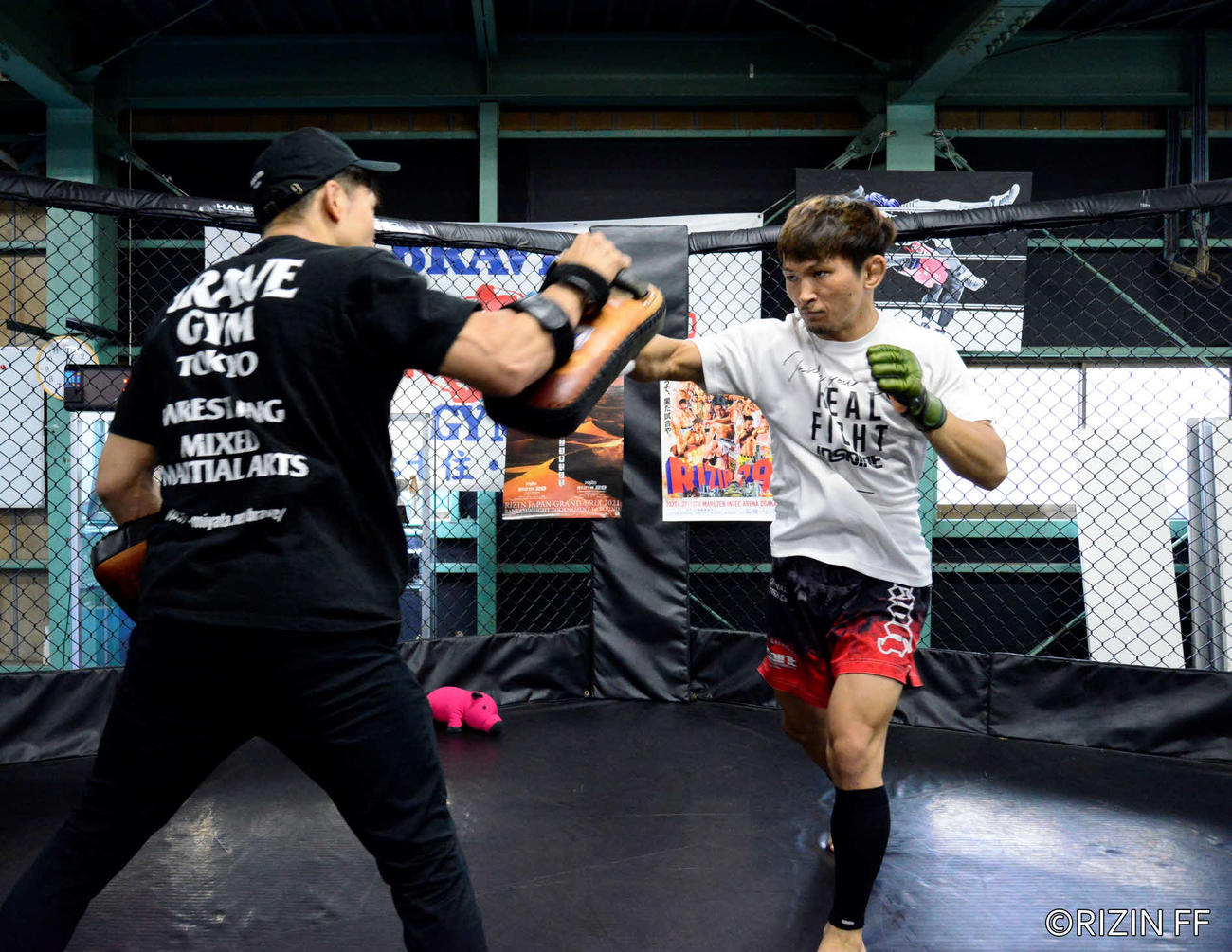 RIZIN29大会に向け、練習を公開した伊藤空也（右）（RIZIN FF提供）