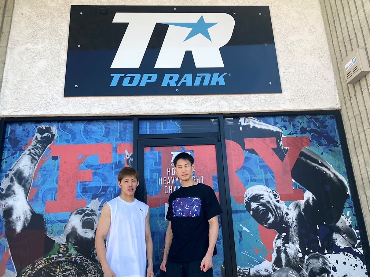 トップランクジムで現地入り後初練習に臨んだ中谷正義（右）と村田昴（帝拳ジム提供）