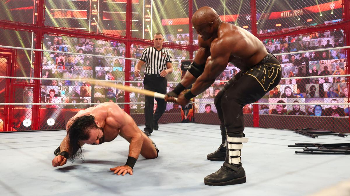 挑戦者マッキンタイア（左）を竹刀で殴ったWWEヘビー級王者ラシュリー（C）2021 WWE, Inc. All Rights Reserved.