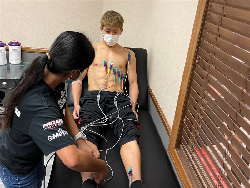 プロデビュー戦へ向けて現地でメディカルチェックを受ける村田（右）（帝拳ジム提供）
